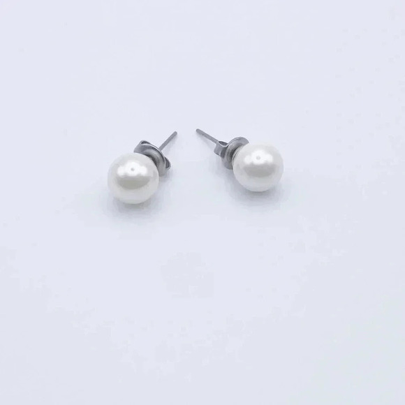 Pearl stud earring | Classic Jewelry | Waterproof Jewelry | Statement Jewelry - Picture 2 of 3